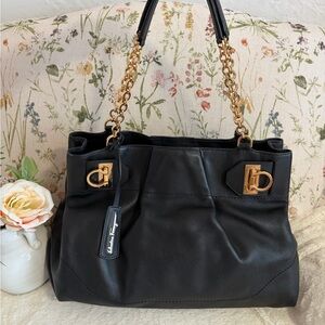 🩷Stunning Ferragamo CalfSkin Leather Chain Tote Bag.Pristine condition🩷